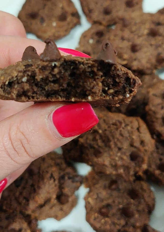 Una foto de Cookies de chocolate y Kinder Bueno
