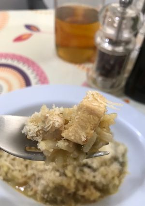Una foto de Arroz con pollo y arvejas