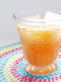 Una foto de El mejor té helado con frutas de todo el universo!! Receta natural, saludable, refrescante, fácil y riquísima!