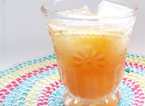Una foto de El mejor té helado con frutas de todo el universo!! Receta natural, saludable, refrescante, fácil y riquísima!
