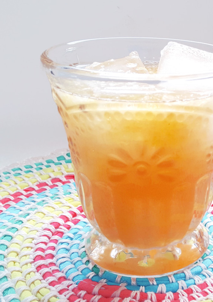 Una foto de El mejor té helado con frutas de todo el universo!! Receta natural, saludable, refrescante, fácil y riquísima!