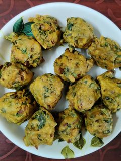 પાલક ભજીયા (Bhajiya Recipe In Gujarati) રેસીપી મુખ્ય ફોટો