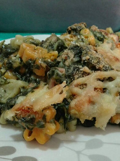 Una foto de Pasta y espinacas al horno con salsa de queso