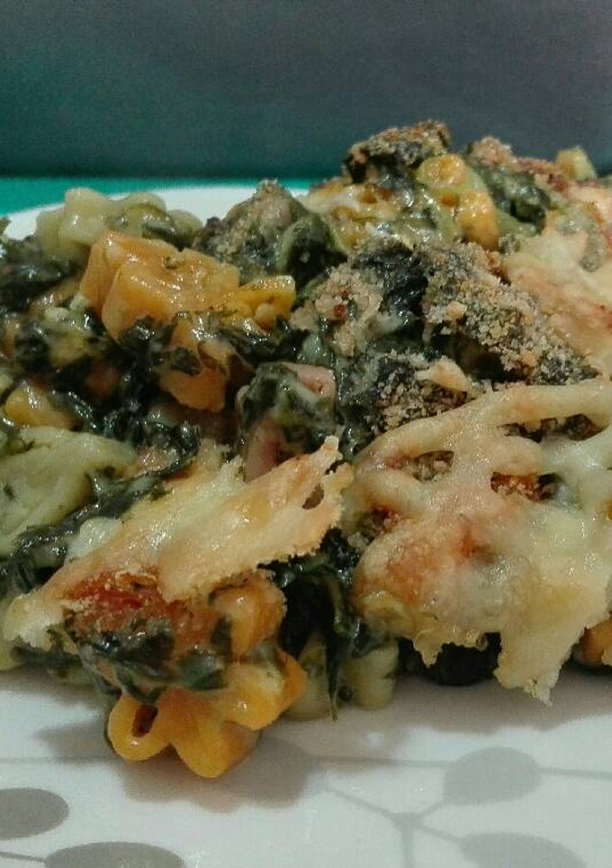 Una foto de Pasta y espinacas al horno con salsa de queso