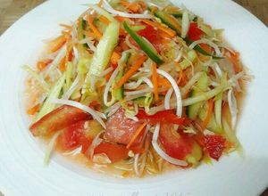 Foto resep Thai green papaya salad (som tum)
