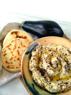 Una foto de Baba Ganoush, puré de berenjenas🍆 {con un toque ahumado}