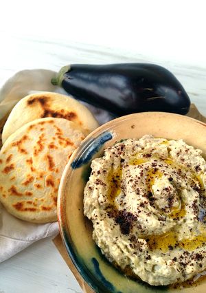 Una foto de Baba Ganoush, puré de berenjenas🍆 {con un toque ahumado}