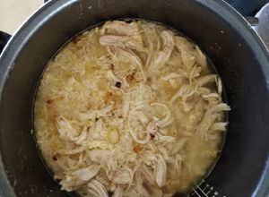 Hình của món Cơm thịt gà nấu bằng nồi cơm điện.