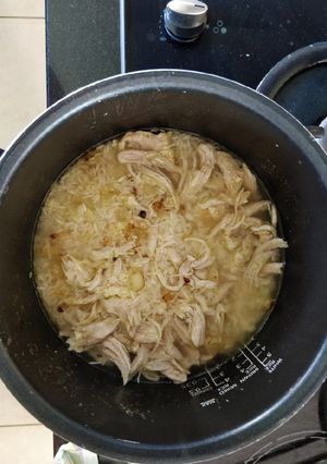 Hình của món Cơm thịt gà nấu bằng nồi cơm điện.