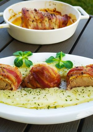 Sertés szűzpecsenye baconbe tekerve krumplipürével recept fotója