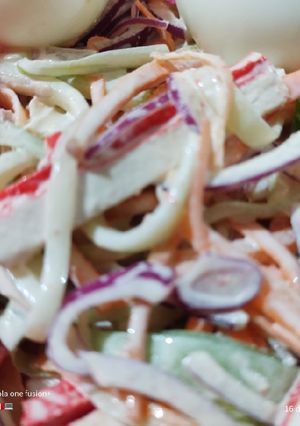 Una foto de Ensalada de surimi y vegetales