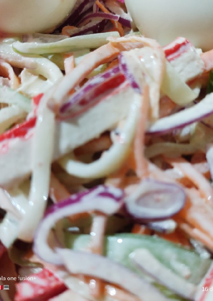 Una foto de Ensalada de surimi y vegetales