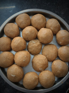 ચુરમા ના લાડુ (Churma Ladoo Recipe In Gujarati) રેસીપી મુખ્ય ફોટો