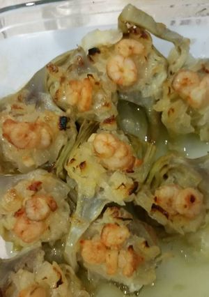 Una foto de Alcachofas con cebolla caramelizada y gambas