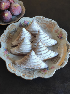 Foto di Conchiglie di pasta sfoglia con confettura di fichi e fichi freschi