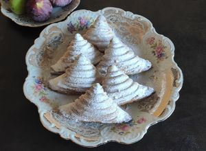 Foto di Conchiglie di pasta sfoglia con confettura di fichi e fichi freschi