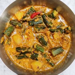 A picture of Sorshe vendi /okra besara.