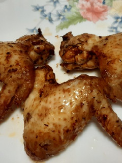 Una foto de Alitas muy jugosas, maceradas con soja y mostaza en Airfryer
