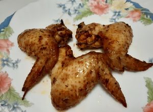 Una foto de Alitas muy jugosas, maceradas con soja y mostaza en Airfryer