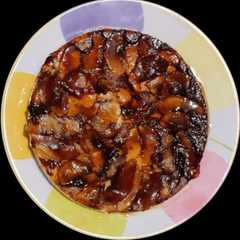 Une photo de Unsidedown apple Cake