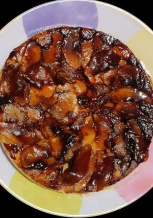 A picture of Unsidedown apple Cake.