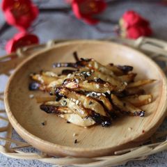 A picture of Asian style celeriac matchstick chips.