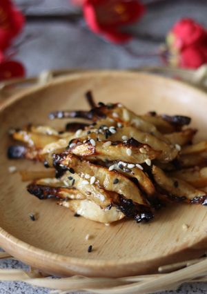 A picture of Asian style celeriac matchstick chips.