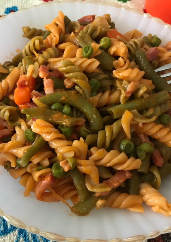 Una foto de Macarrones con verduras