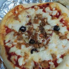Chicken Pizza 🍕 A picture of Chicken Pizza 🍕.