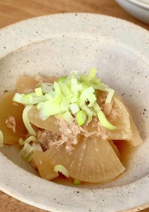 A picture of 【Japanese Food】Simmered Tuna and Japanese White Radish.