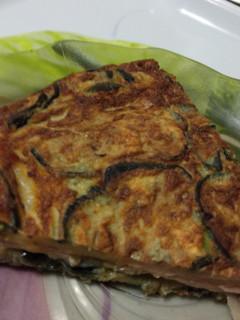 Una foto de Tortilla de berenjenas con jamón y queso