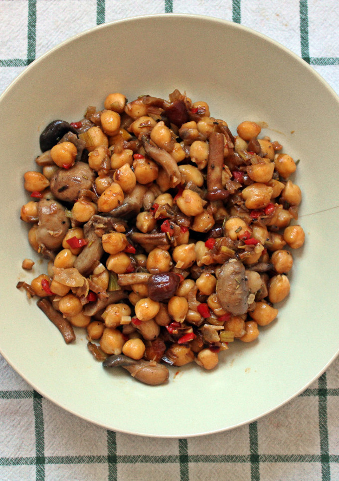 Una foto de Garbanzos con setas