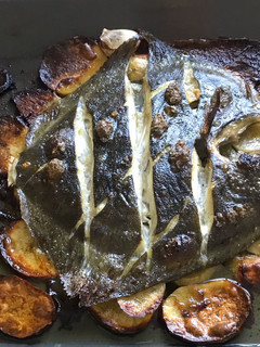 Una foto de Rodaballo al horno con patata panadera