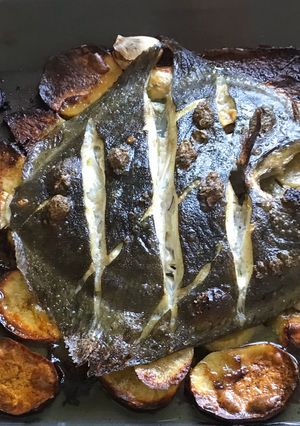 Una foto de Rodaballo al horno con patata panadera