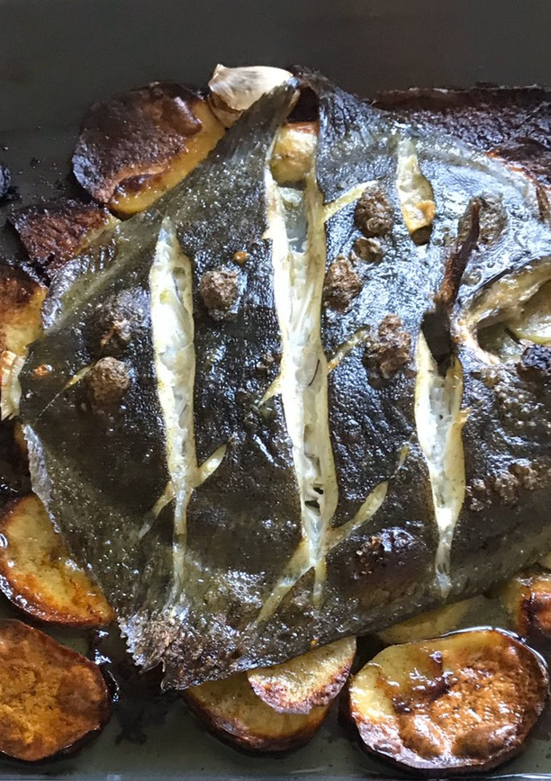 Una foto de Rodaballo al horno con patata panadera