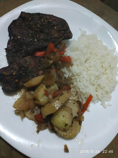 Una foto de Carne al horno con verduras