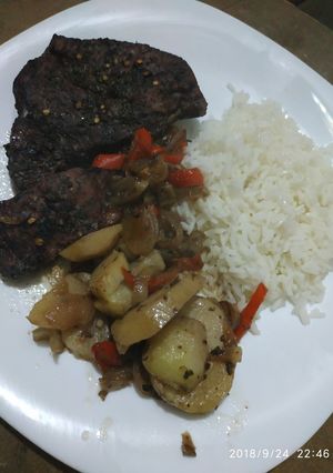 Una foto de Carne al horno con verduras
