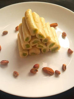 மில்க் பிஸ்தா ரோல்(pista roll recipe in tamil) செய்முறை முக்கிய புகைப்படம்