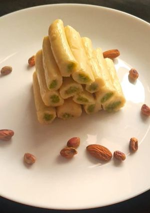 மில்க் பிஸ்தா ரோல்(pista roll recipe in tamil) செய்முறை முக்கிய புகைப்படம்
