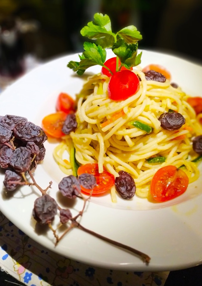 Una foto de Ensalada Vegana de Espaguetis con Vinagreta de Lima