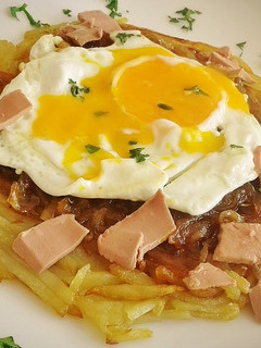 Una foto de Huevos rotos con virutas de Paté sobre rosti de patatas
