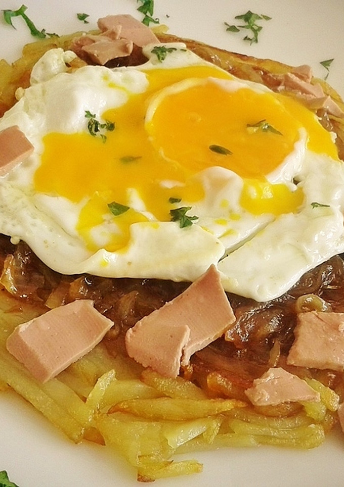 Una foto de Huevos rotos con virutas de Paté sobre rosti de patatas
