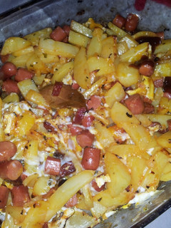Una foto de Revuelto de patatas, salchicha, chorizo y huevo al horno