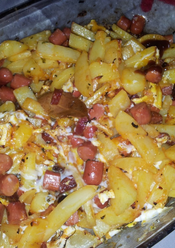 Una foto de Revuelto de patatas, salchicha, chorizo y huevo al horno