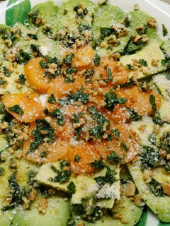 Una foto de Ensalada de aguacate y albaricoque