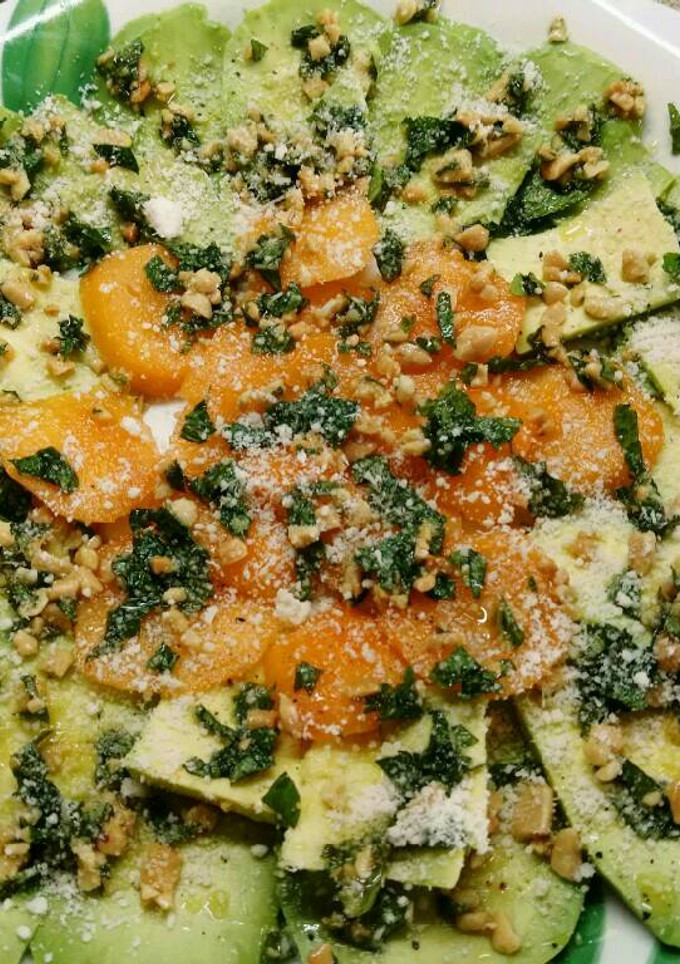 Una foto de Ensalada de aguacate y albaricoque