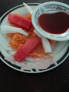 Una foto de Ensalada de frutas y verdura con dip de chile agridulce las correa