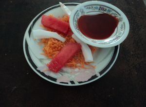 Una foto de Ensalada de frutas y verdura con dip de chile agridulce las correa