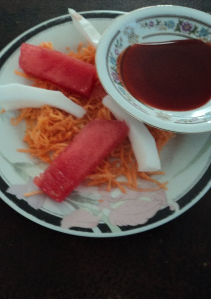 Una foto de Ensalada de frutas y verdura con dip de chile agridulce las correa