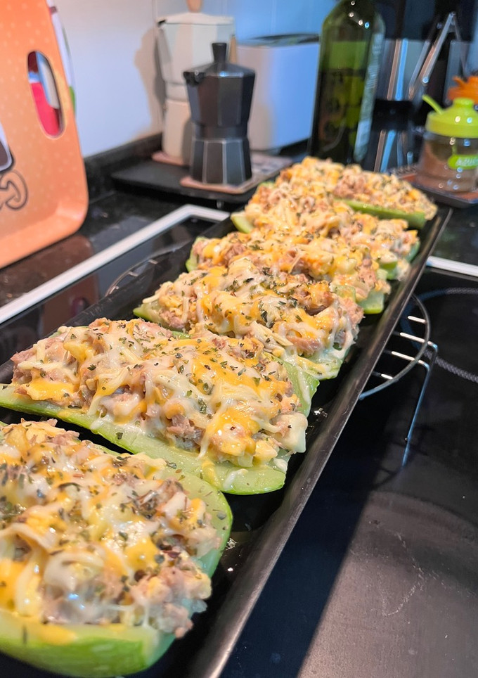 Una foto de Calabacines rellenos de atún y huevo